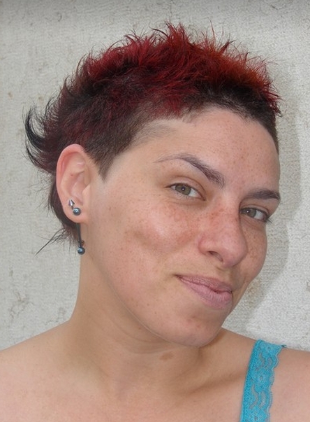 punkowe fryzury krótkie z czerwoną grzywką, uczesanie damskie zdjęcie numer 58